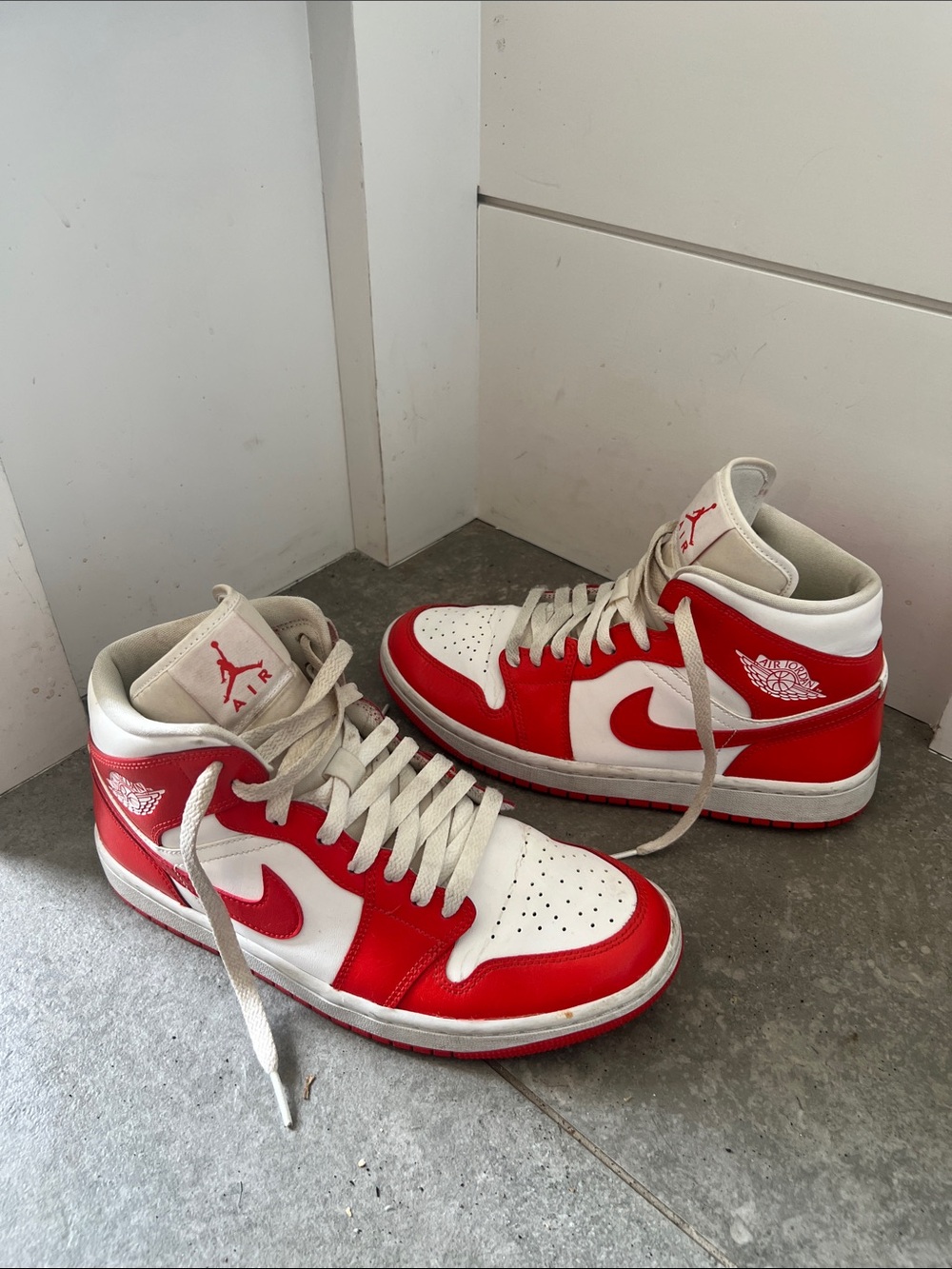Nike Air Jordan 1 Mid - White & Red